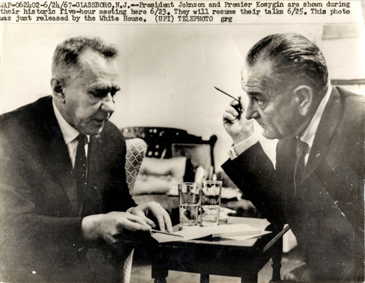Президент США Линдон Джонсон и премьер-министр СССР Алексей Косыгин. 23 июня 1967 года