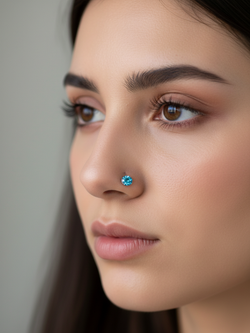 Нострила изогнутая для пирсинга носа из медицинской стали с кристаллом 3 мм.