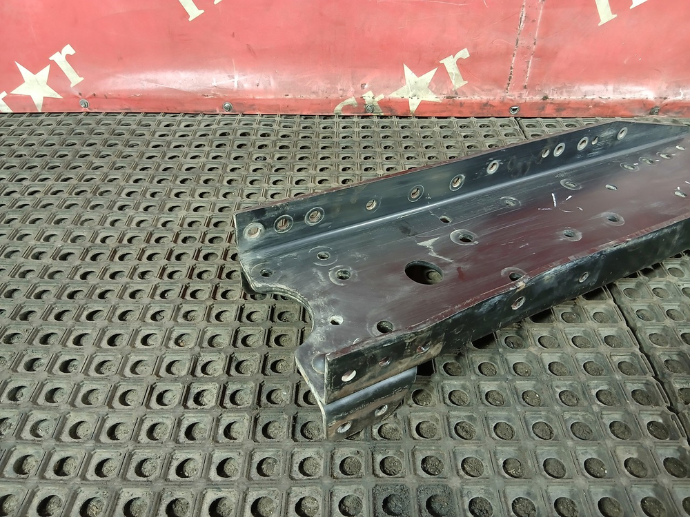 Ребро жёсткости рамы правое