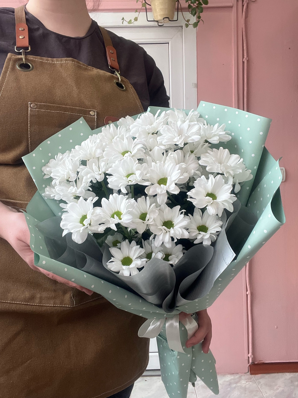 Букет из белых ромашковых хризантем