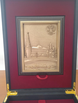 Подарочный набор в кожаной коробке: книга "Москва" на английском с плакеткой "Москва – Кремль"