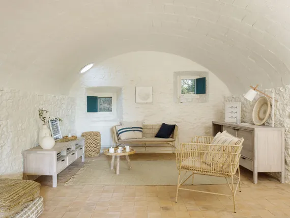 Настенная панель Mely из массива альбиции в белую полоску Ø 49 см