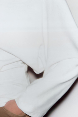 ZARA ХЛОПКОВАЯ ФУТБОЛКА С V-ОБРАЗНЫМ ВЫРЕЗОМ, БЕЛЫЙ