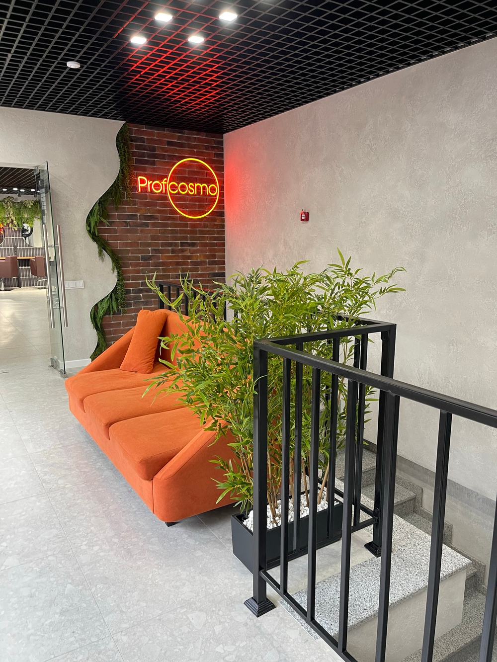Озеленение искусственной зеленью офиса компании «Profcosmo»