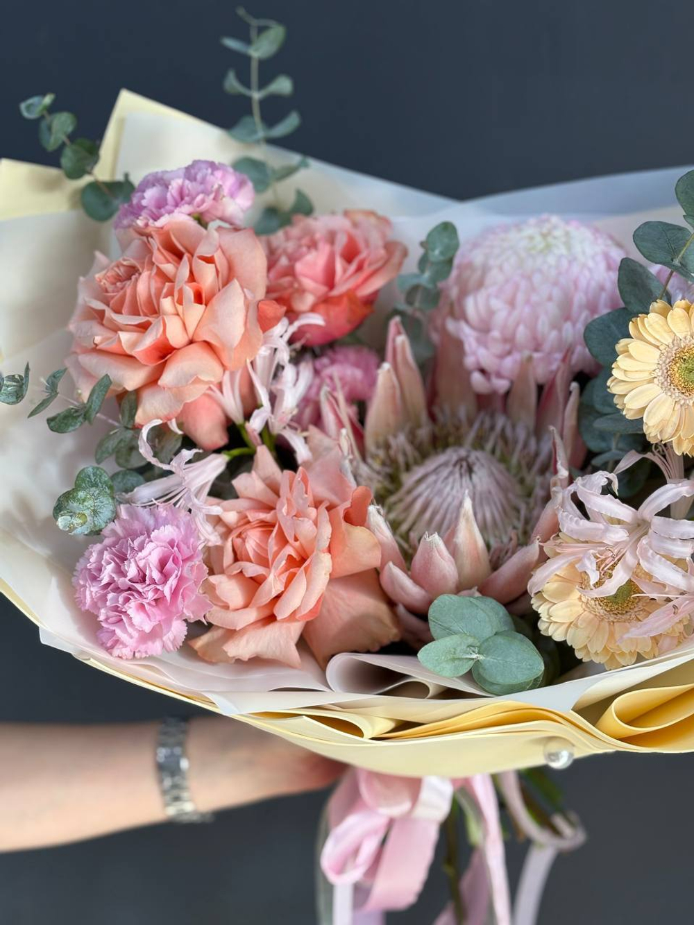 Нежный букет для мамы с протеей