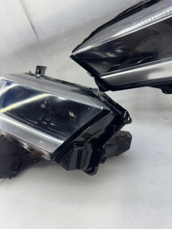 Оригинальная LED передняя фара Toyota Tundra 2022-2024