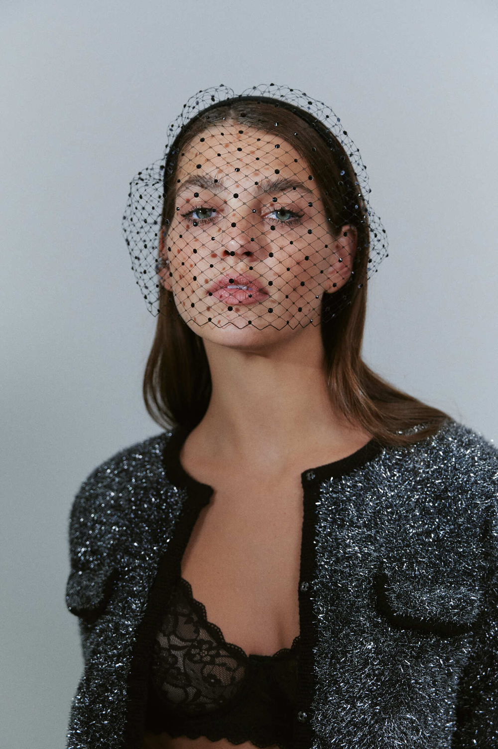 Вуаль на тонком ободке с декором