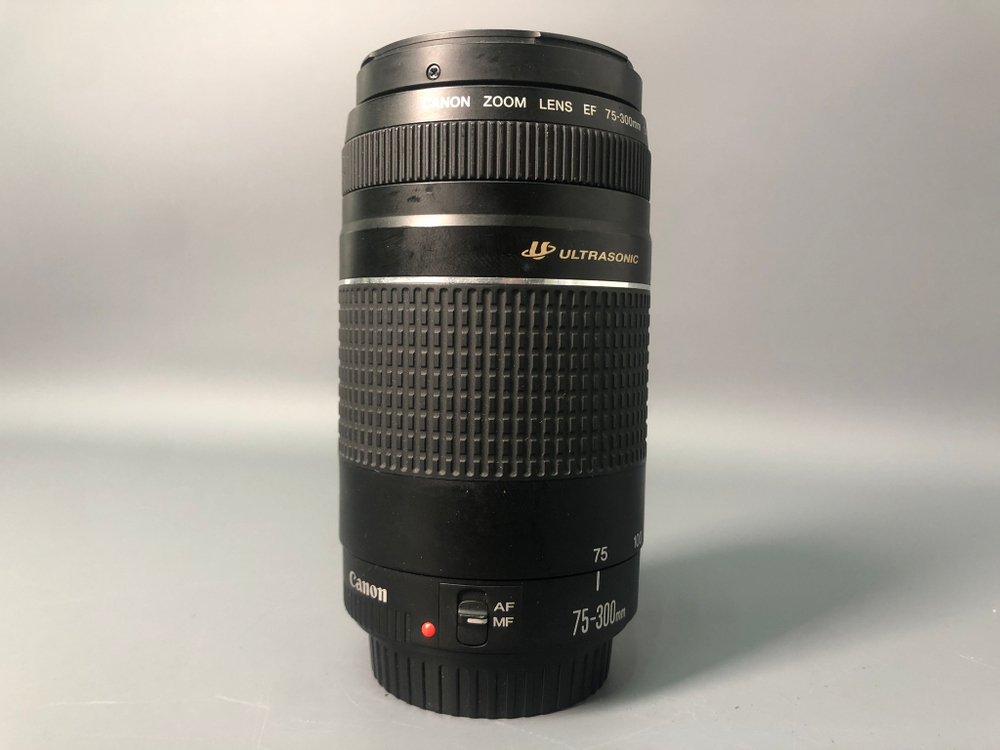 Canon 75-300mm III USM, царапины на верхней линзе.
