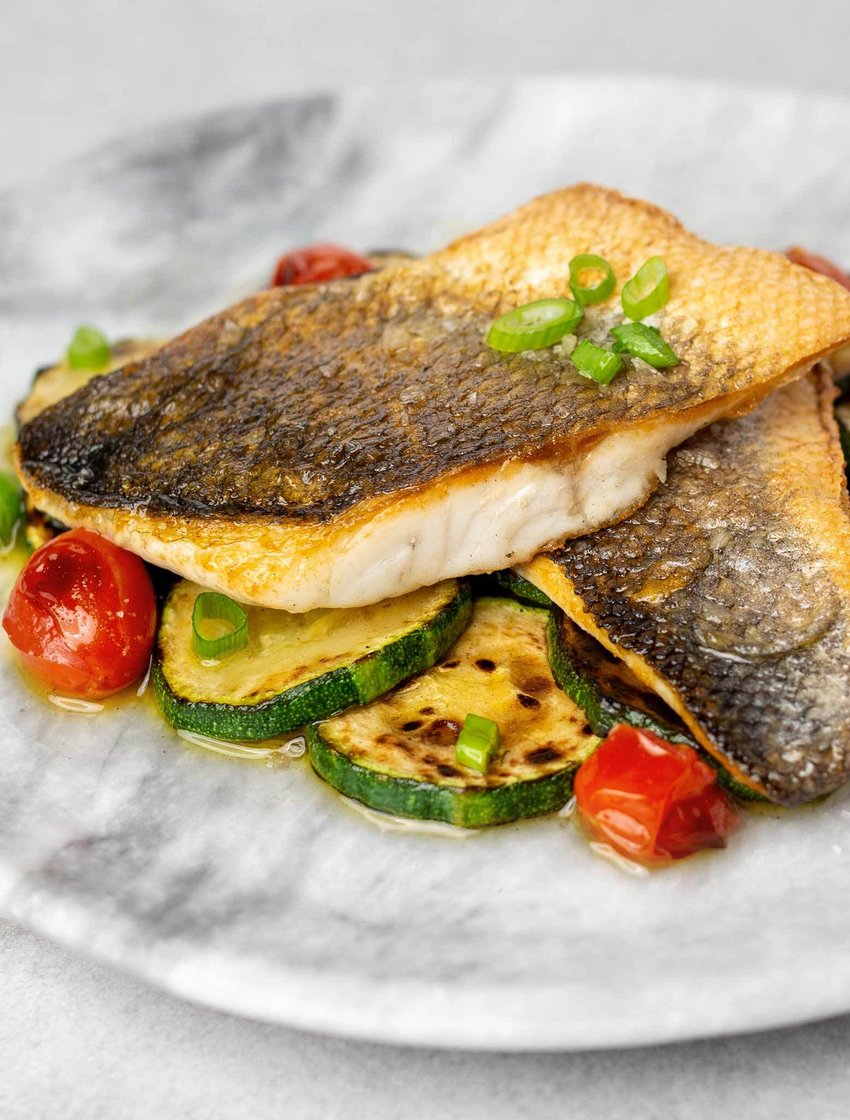 Хрустящее филе сибаса на средиземноморских овощах