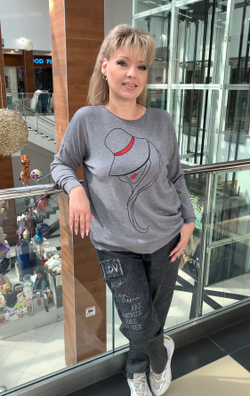 Тонкий джемпер с изображением модницы в шляпке