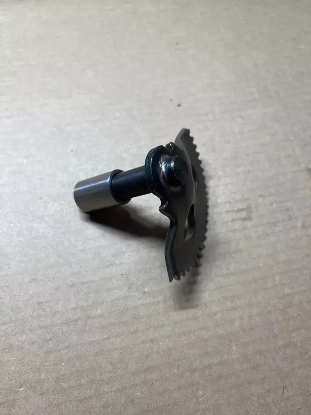 Зубчатый сектор кикстартера скутера с двигателем 1E40QMB