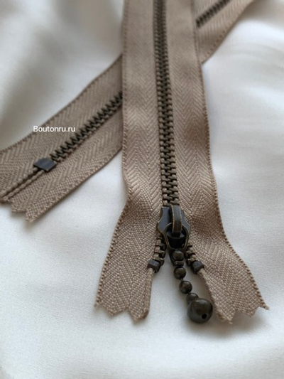 Молния YKK Молния металлическая, однозамковая неразъемная тип 3 темная латунь бежевая (сафари) 573