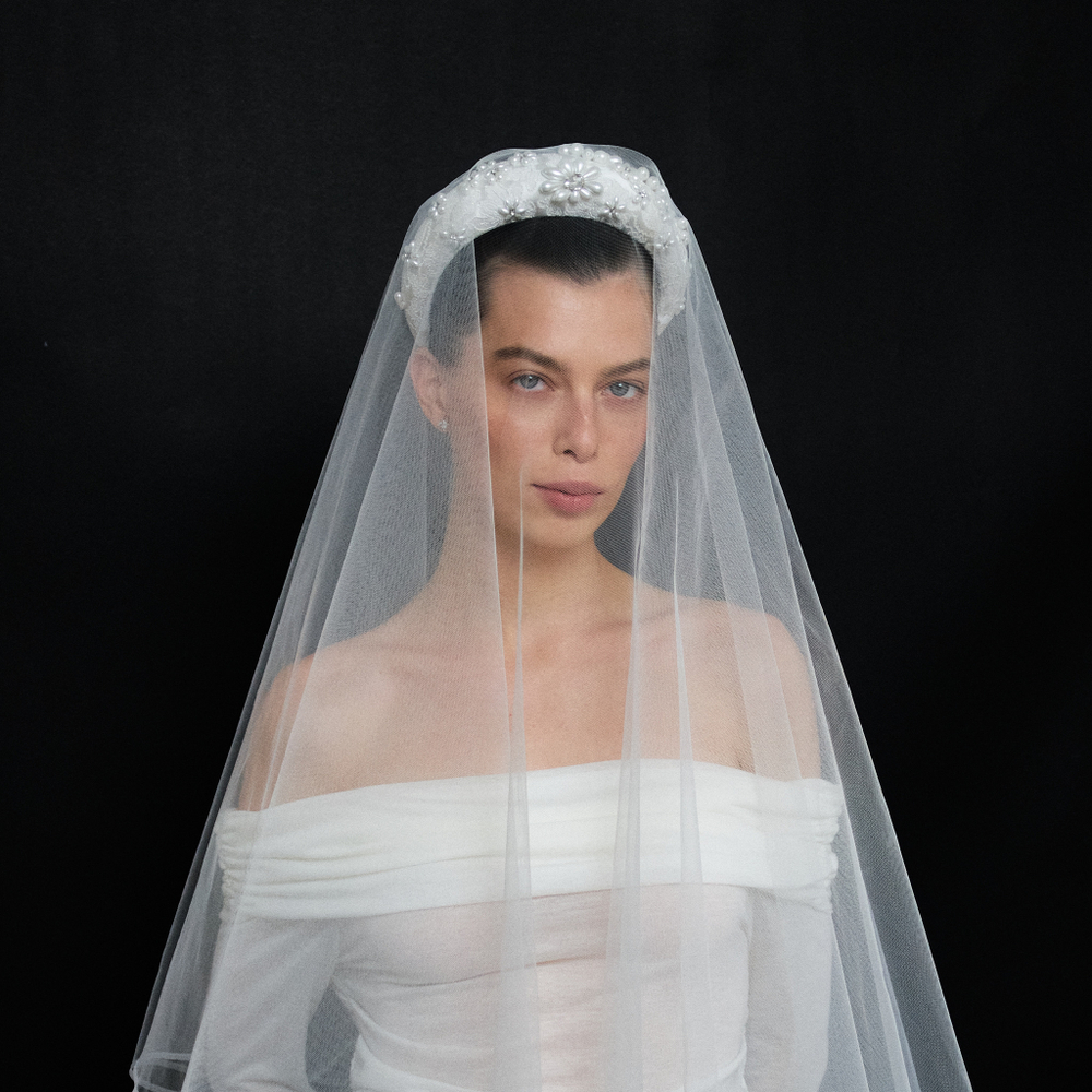 Ободок высокий с декором из жемчуга и камней