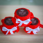Бонбоньерка с медом на свадьбу в красном цвете