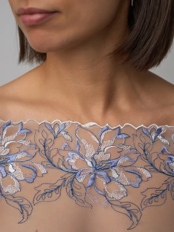 05-168 ОПТ Вышивка на неэл. сетке 22 см, голубой/св.серый/синий (левая)