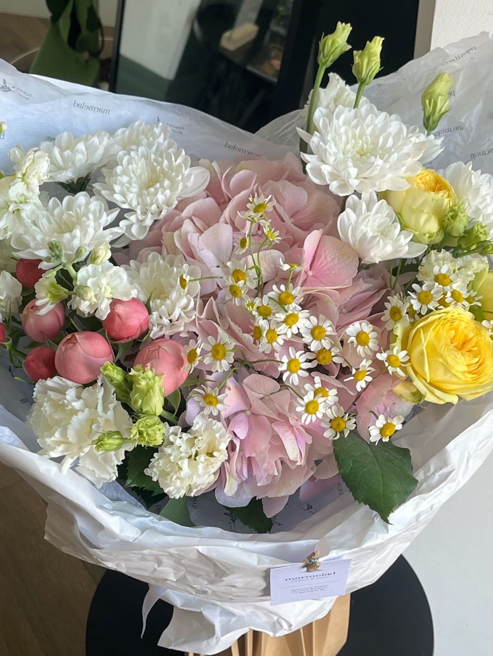 Букет сборный из гортензии, ромашки, кустовых пионовидных роз и лизиантуса