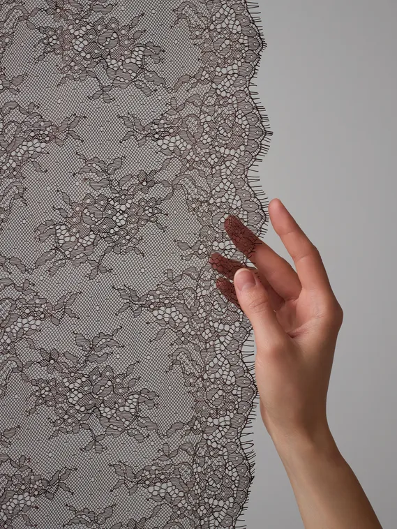 01-11 Кружево шантильи 23 см, шоколад