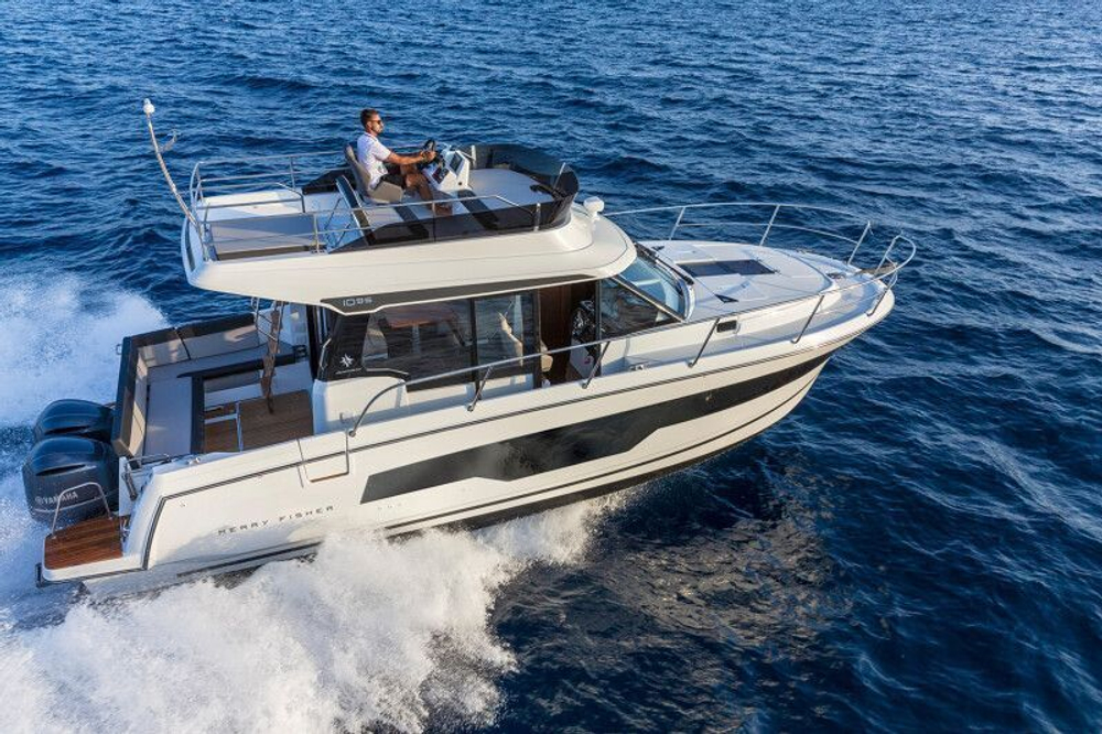 Катер Merry Fisher 1095 Fly с моторами 2х300