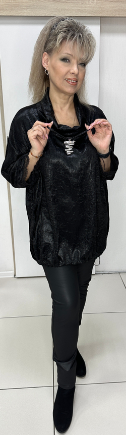 Нарядный черный блузон-туника с подвеской