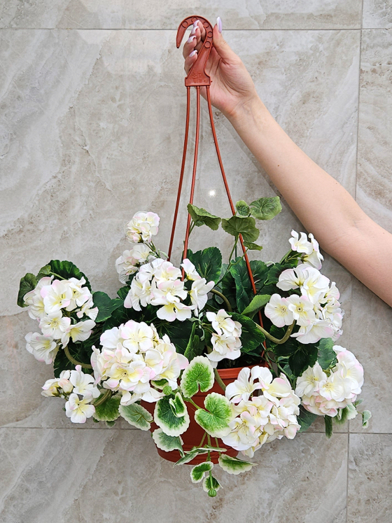 Искусственные цветы Герань густая белая 65см в подвесном коричневом кашпо