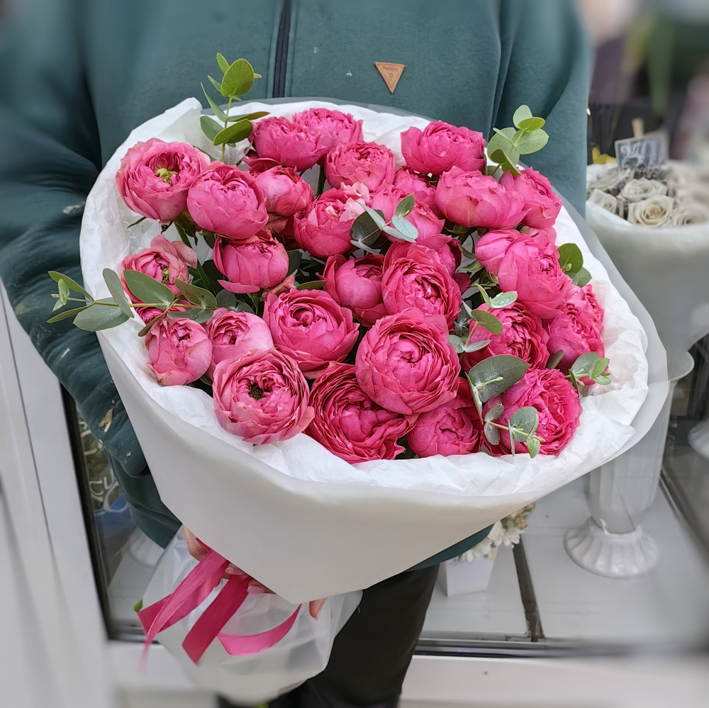 Букет из 7 кустовых пионовидных роз сорта "Julietta Raspberry" с эвкалиптом