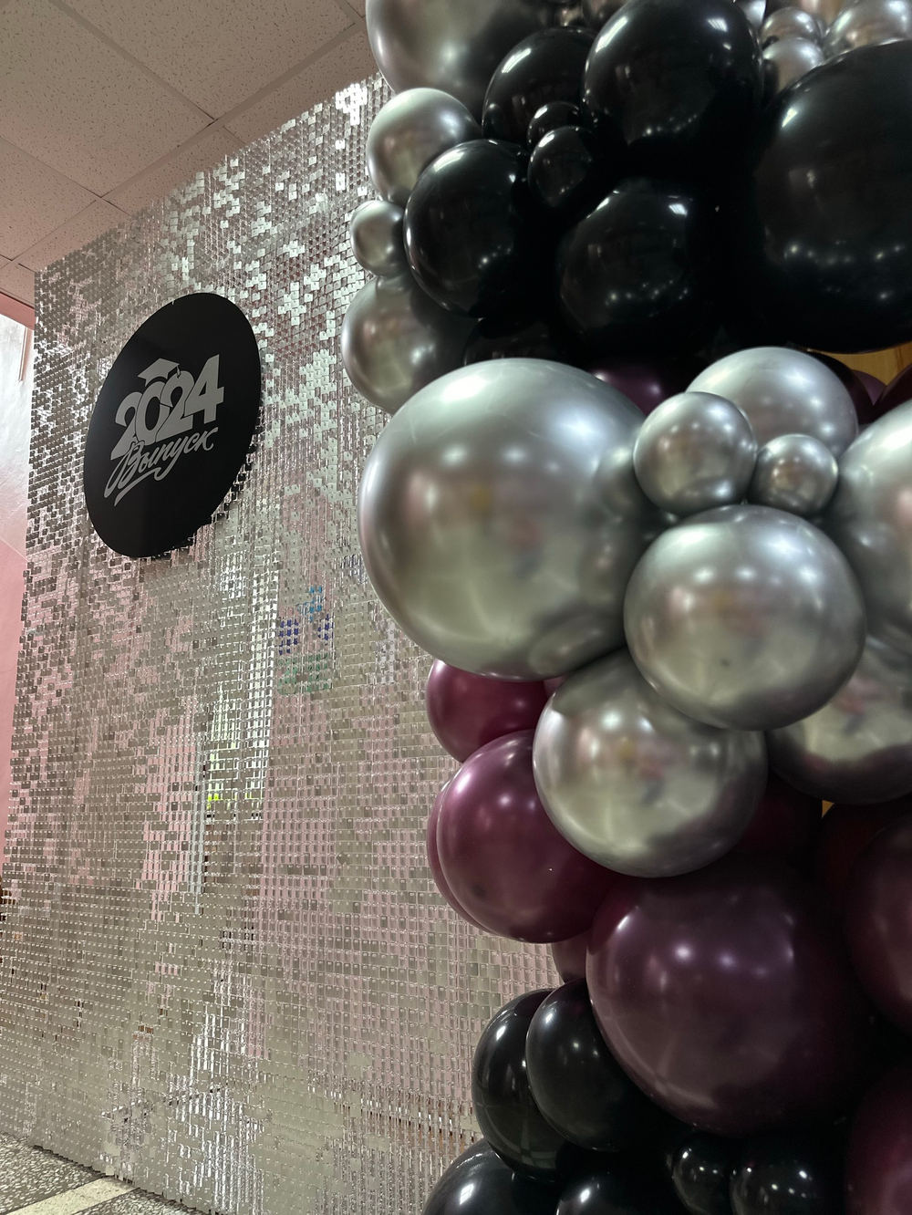 Фотозона на выпускной №2868 пайетка серебро