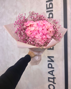 Букет из гортензии и гипсофилы