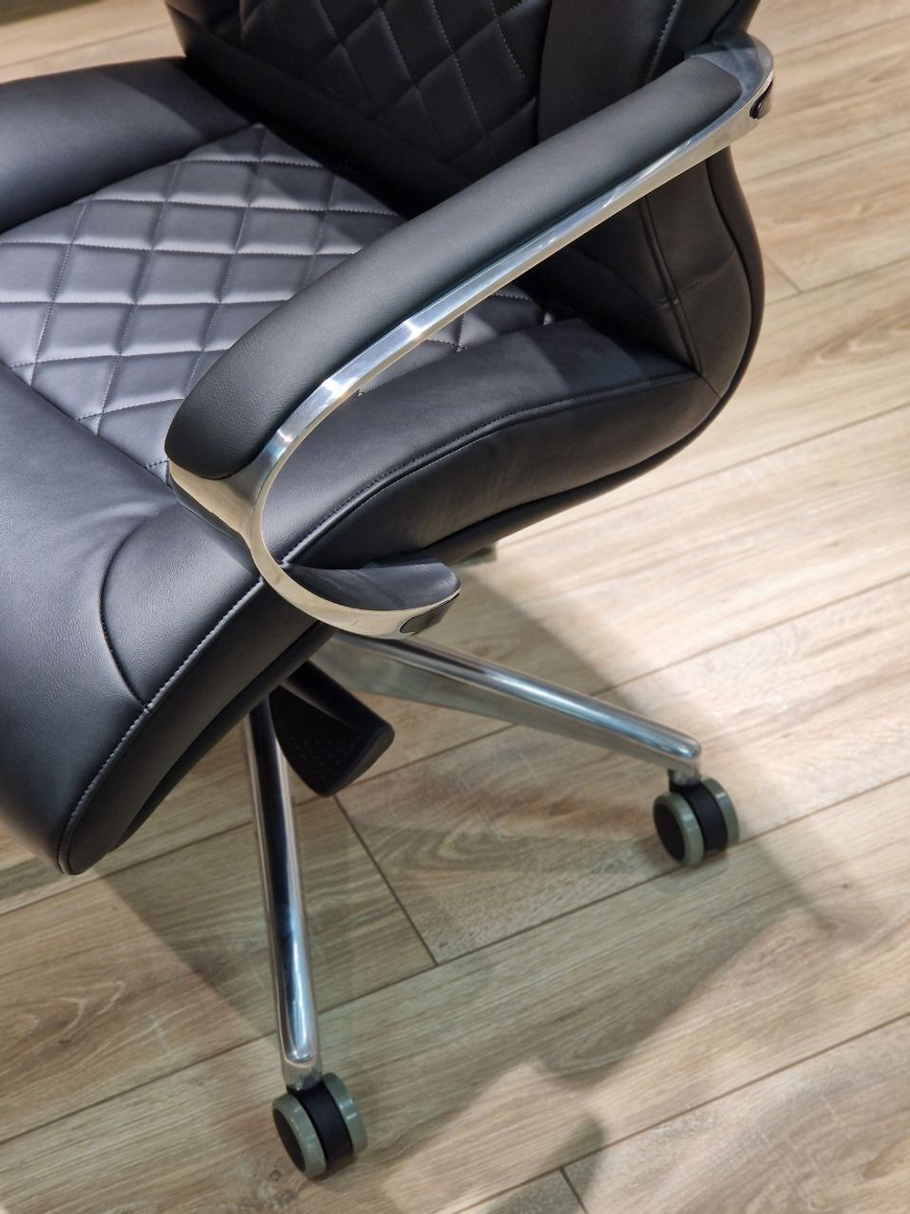 кресло офисное 2322 582045_Black color LEATHER