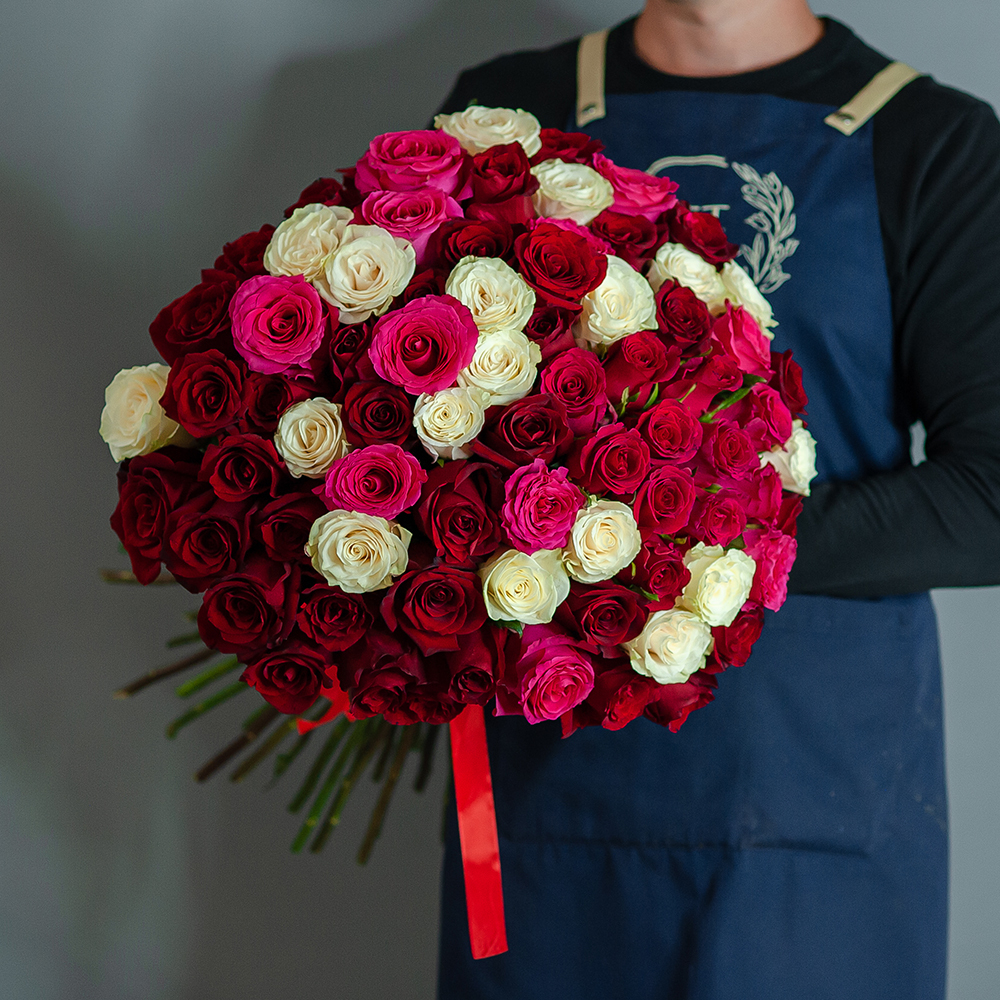 Микс из 75 роз Эквадор, перевязанный лентой