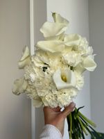 Свадебный букет из калл и диантусов