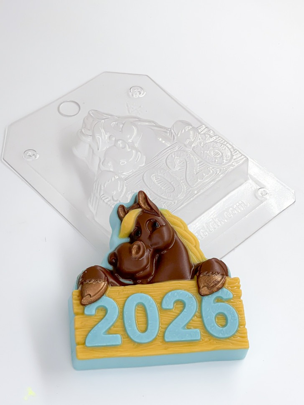 Пластиковая форма для шоколада "Лошадка с табличкой 2026"