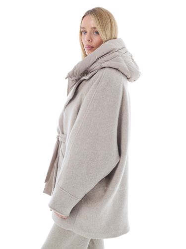 Бежевое пальто-летучая мышь со съемной манишкой и поясом