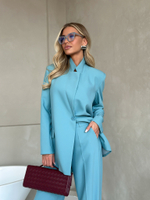 Костюм брючный в бирюзовом цвете с брошью-цветком
