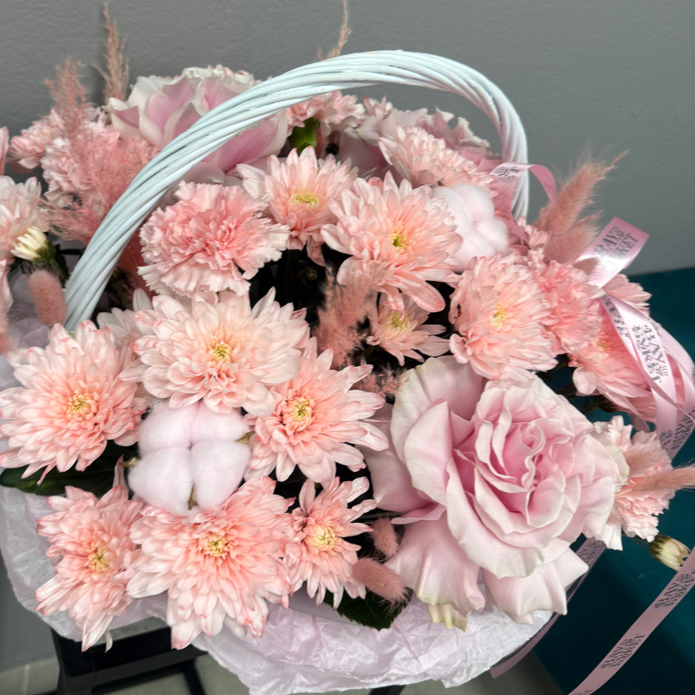 Композиция в корзине с французскими розами и персиковой хризантемой