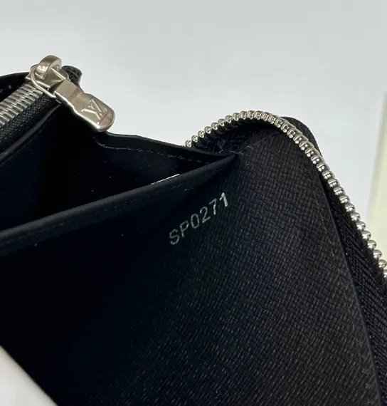 Кошелек Louis Vuitton Zippy Taiga Black