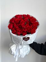 Моно букет из кустовых роз в красном оттенке 15 шт