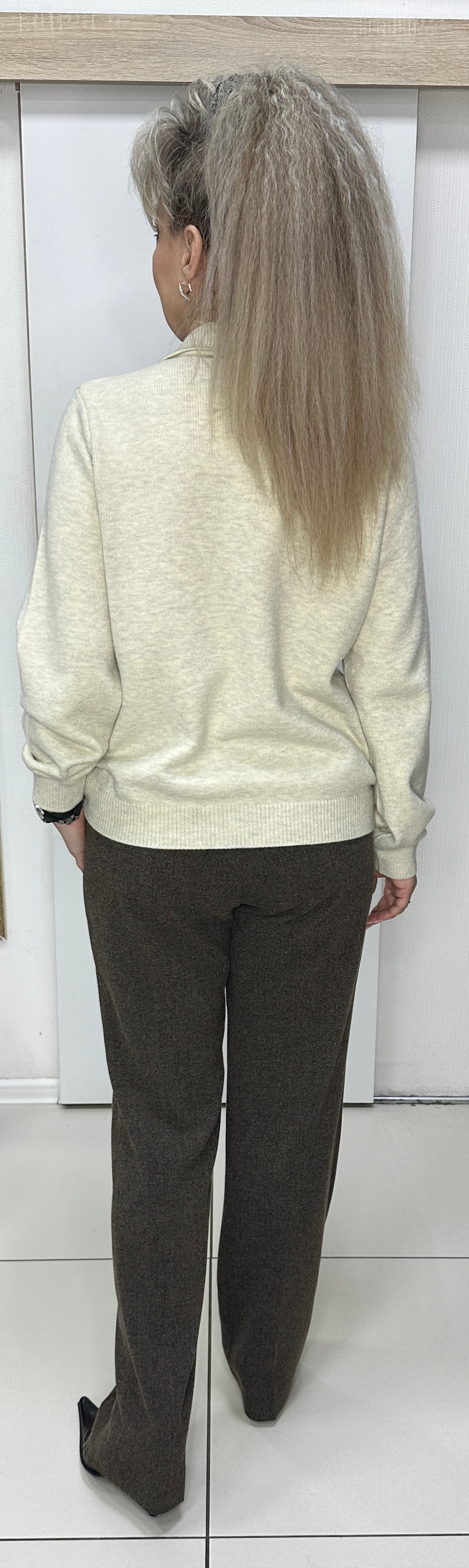 Светлый жакет на черных пуговках