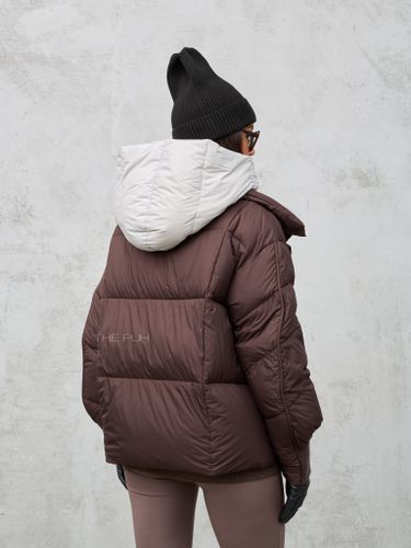 Укороченный пуховик шоколадного цвета с серым капюшоном
