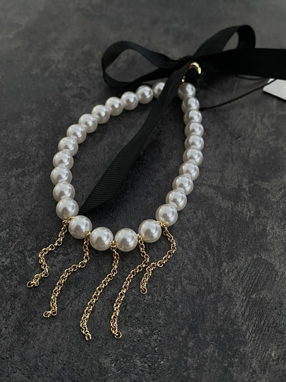 Анклет (браслет на ногу) белый жемчуг Майорка на черной ленте с золотыми цепочками