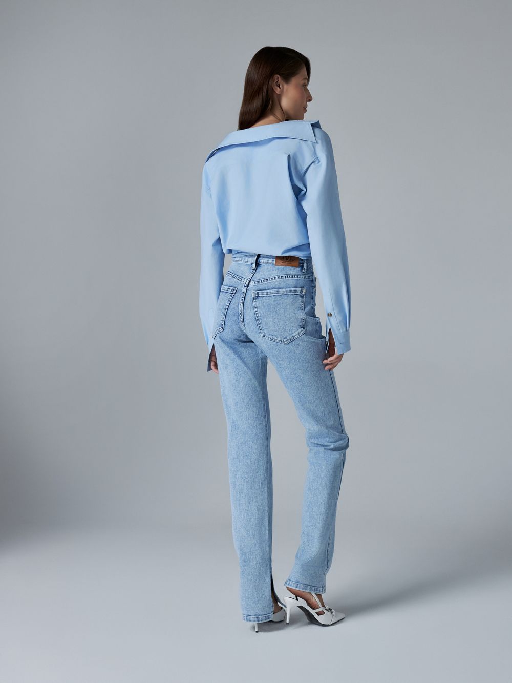 Голубые прямые джинсы с разрезами