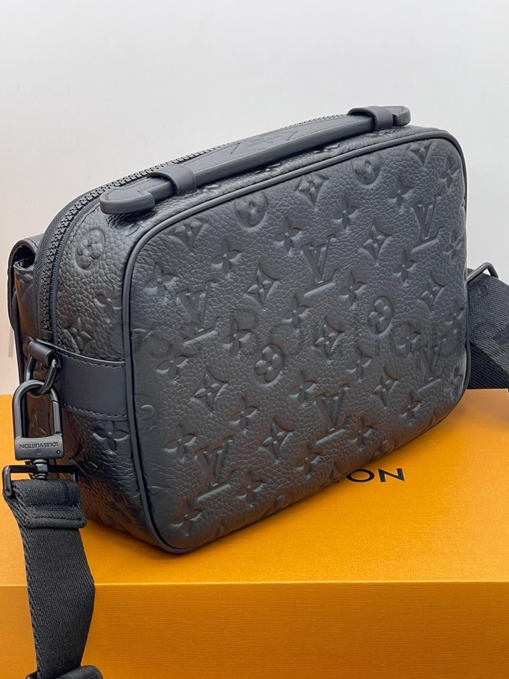 Мужская сумка S-Lock Louis Vuitton из кожи Taurillon премиум класса