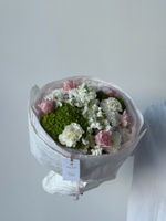 Букет из гортензии, хризантемы, маттиолы, диантусов и тюльпанов