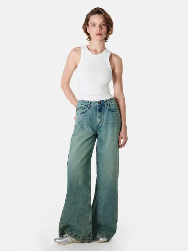 Джинсы широкие со смещенным боковым швом 