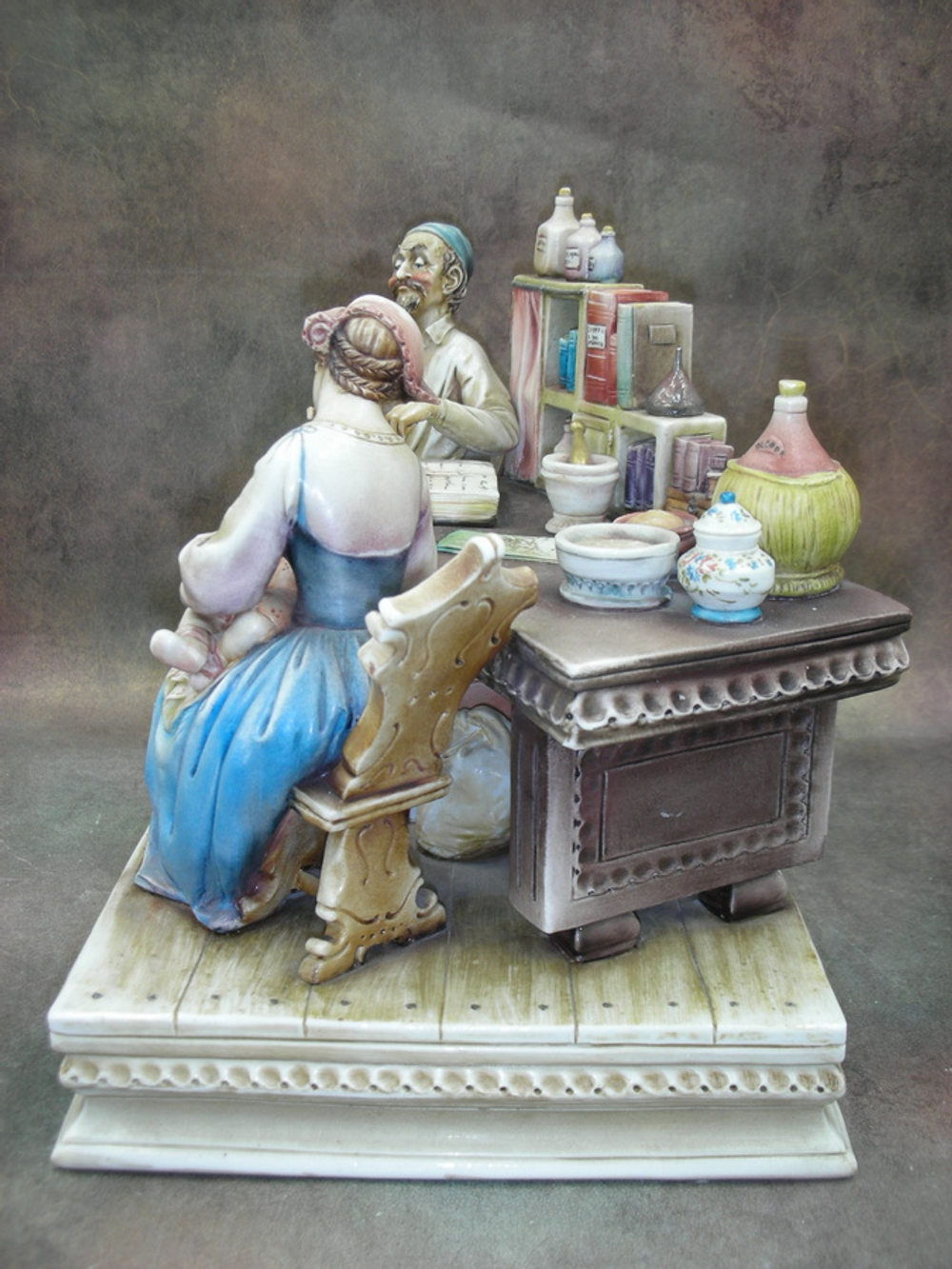 Статуэтка. Фарфор. У лекаря. Capodimonte. Италия