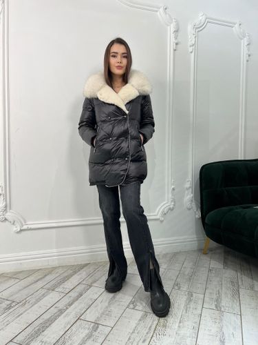 Черный пуховик с декоративной молнией и белым меховым воротником