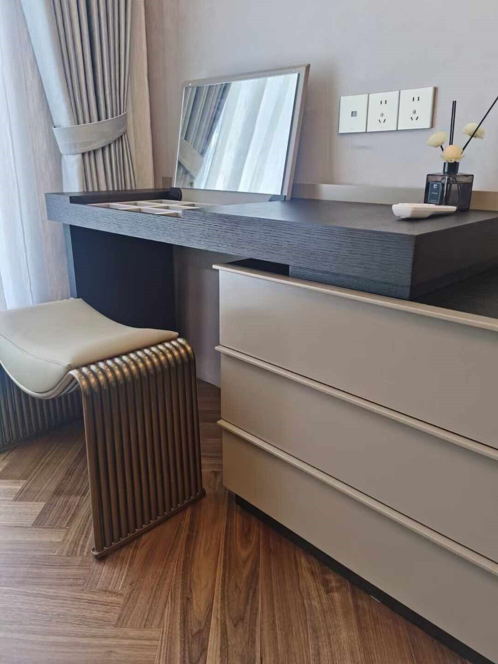 Стол-консоль EBRO