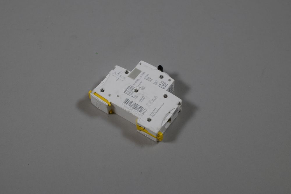 SCHNEIDER ELECTRIC A9F84104