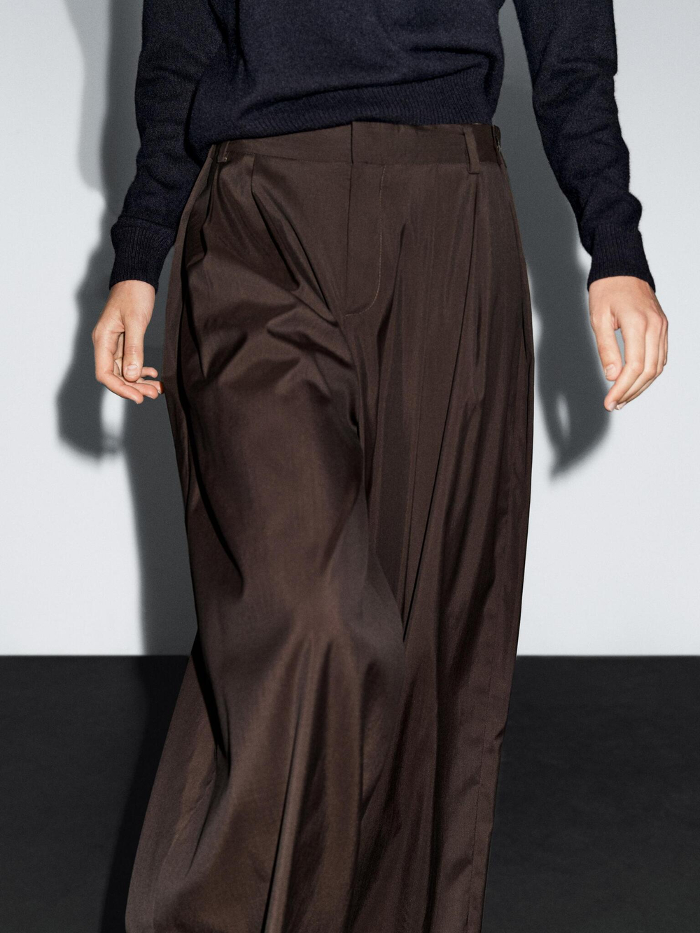 Massimo Dutti Струящиеся брюки с защипами, шоколадный