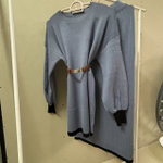 Вязаный женский костюм-двойка: джемпер с ремнем и юбка макси