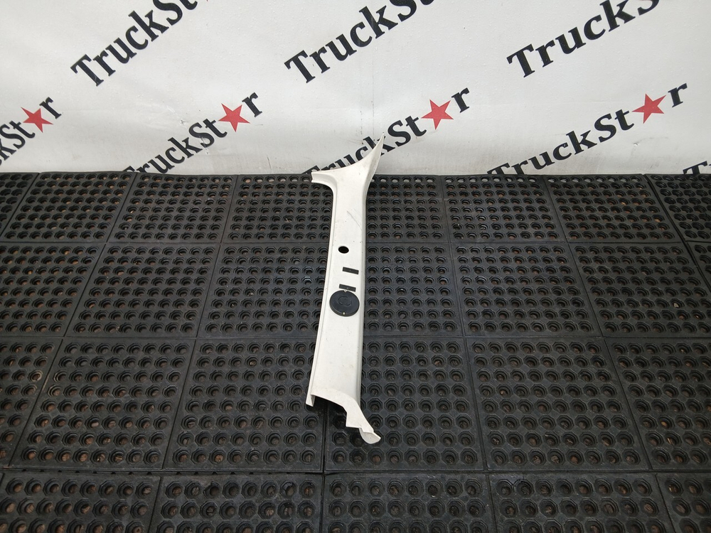 Накладка стойки лобового стекла левая